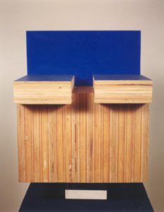 Pello Irazu: Sin título (1992). Contrachapado y plástico (34 x 29 x 16 cm)