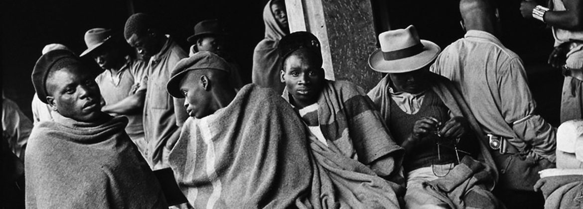 David Goldblatt: "Nyassa miners going home after serving a year’s contract in the gold mines" (1952). Gelatina de plata sobre papel (23 x 34 cm)