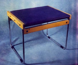 Equipo 57: Butaca ERLO (Edición DANONA). 1961. Madera de haya y tubo de acero (39,5 x 49 x 39 cm)