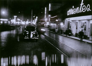 Horacio Coppola, Corrientes esquina Uruguay, 1936. Fotografía sobre papel (19,5 x 28 cm)