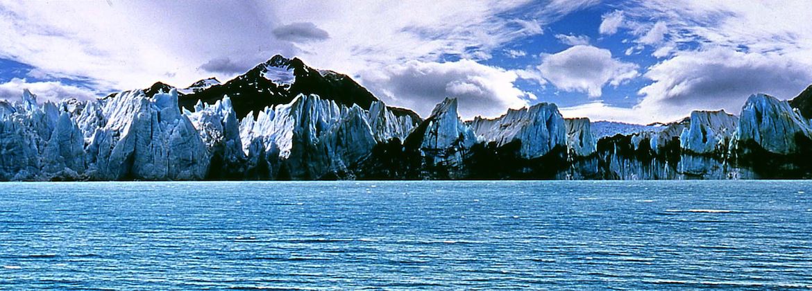 Magdalena Correa: "Ventisquero O’Higgins" (2005). Fotografía sobre papel montada en dibond y bastidor de aluminio (50 x 250 cm)