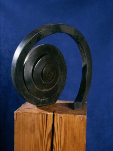 Martín Chirino: “El viento (49). El Alisio” (1975). Escultura de hierro forjado empavonado sobre base de madera (40 x 42 x 21 cm)