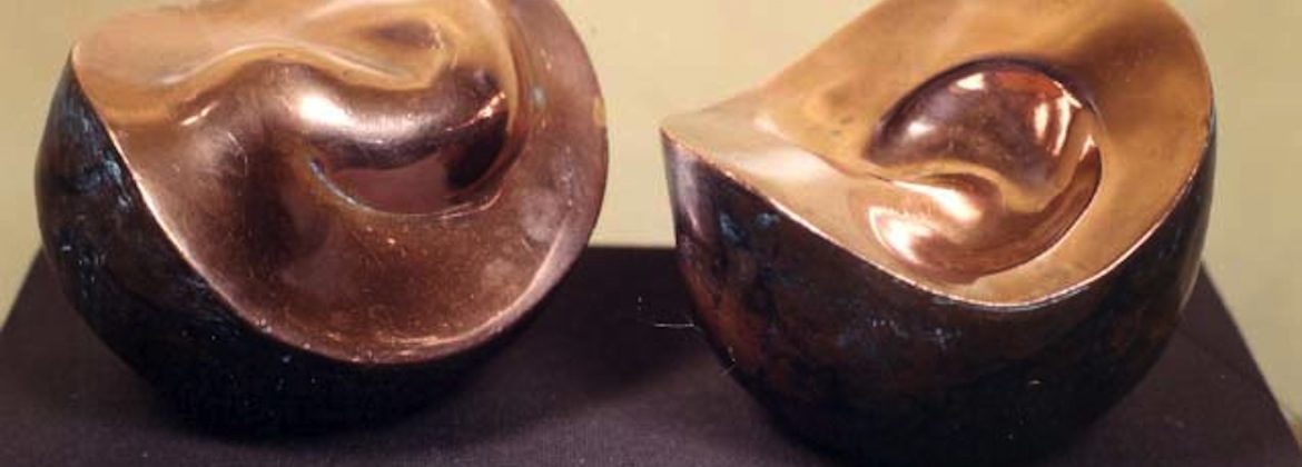 Pablo Serrano: "Unidad Yunta XII-XIII" (1969-71). Cobre batido, patinado y pulido (8 x 17 x 10 cm)