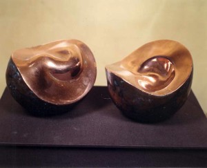 Pablo Serrano: "Unidad Yunta XII-XIII" (1969-71). Cobre batido, patinado y pulido (8 x 17 x 10 cm)