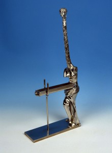 Salvador Dalí: “La Vénus à la girafe” (1973). Hierro cromado (56,5 x 27,5 x 9,5 cm)